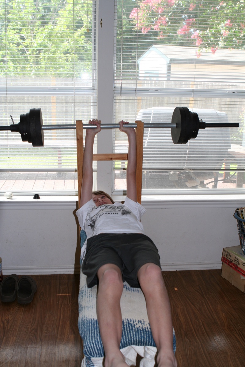 2010/06(June)/Misc/800x600_2010-06-13-Pre-move-weights-Chance-Travis-8.JPG