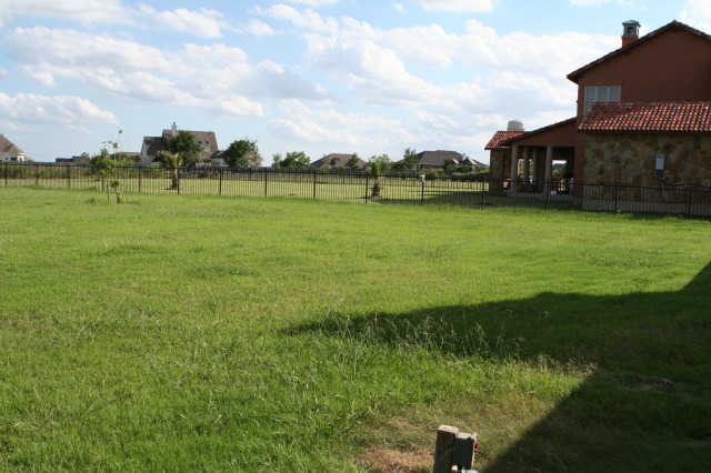 2010/06(June)/New-House/328-New-House/640x480_2010-06-28-New-House-085-Back-Yard.JPG