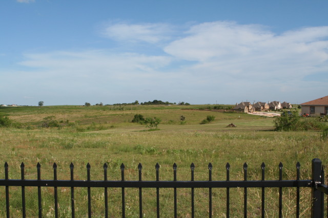 2010/06(June)/New-House/328-New-House/640x480_2010-06-28-New-House-091-Back-Yard.JPG
