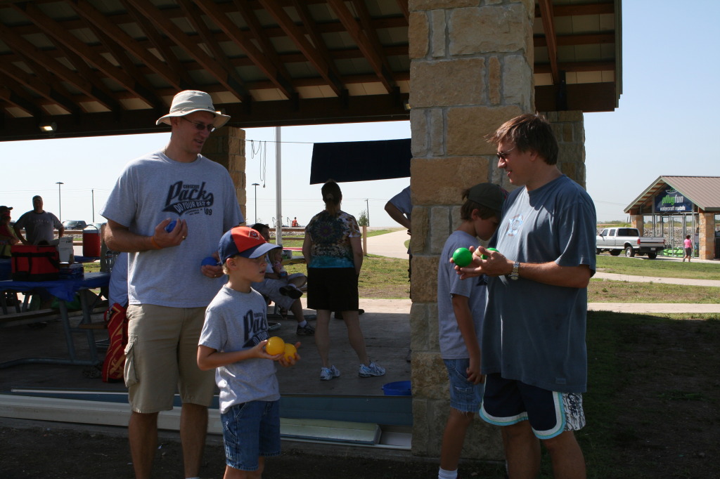 2010/07(July)/Pack409-Hotdogs-in-Park/1024x768_2010-07-17-Pack409-Hotdogs-in-Park-14-Travis.JPG