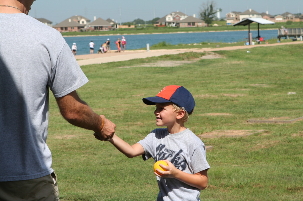 2010/07(July)/Pack409-Hotdogs-in-Park/1024x768_2010-07-17-Pack409-Hotdogs-in-Park-15-Travis.JPG