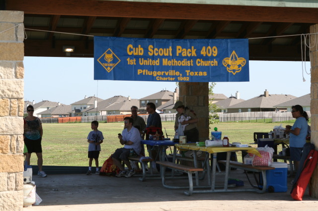 2010/07(July)/Pack409-Hotdogs-in-Park/640x480_2010-07-17-Pack409-Hotdogs-in-Park-02.JPG