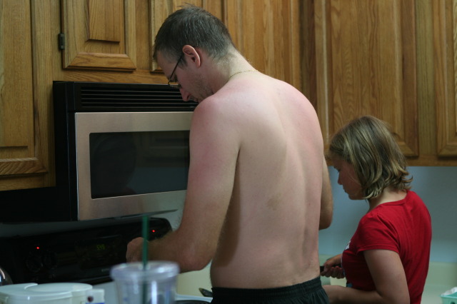 2010/07(July)/Port-Aransas/640x480_2010-07-05-Port-Aransas-009-Travis-Brittney-making-breakfast.JPG