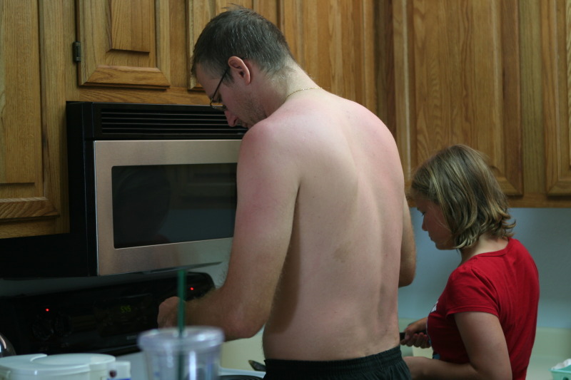 2010/07(July)/Port-Aransas/800x600_2010-07-05-Port-Aransas-009-Travis-Brittney-making-breakfast.JPG
