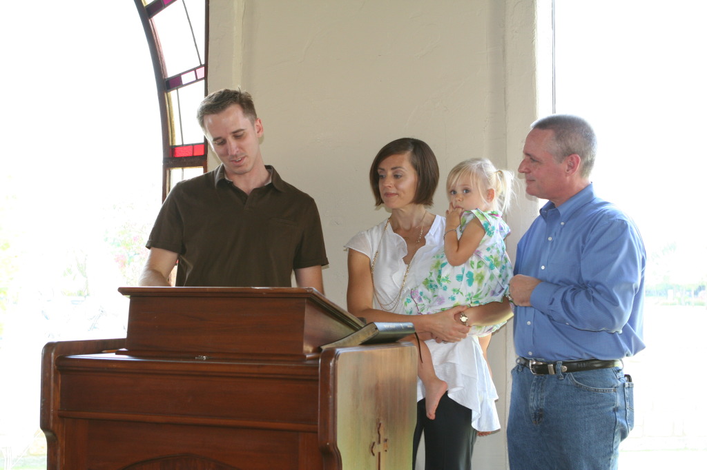 2010/09(September)/Sydney-Baptism/1024x768_2010-09-12-Sydney-Baptism-17-Josh-Heather.JPG