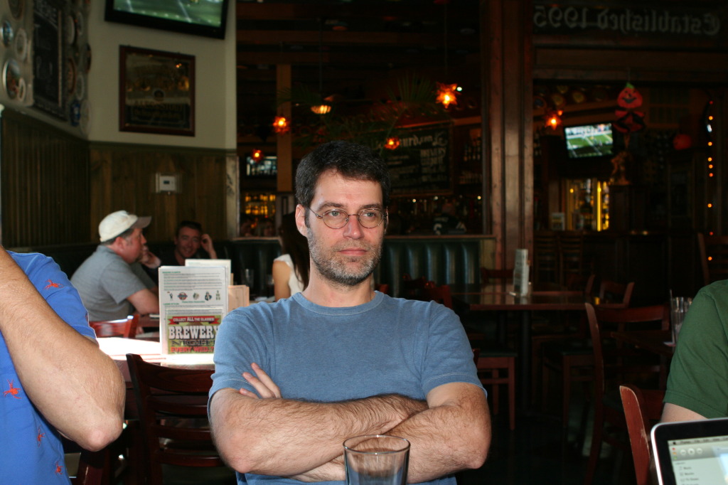2010/10(October)/Flying-Saucer-Plate-Party/1024x768_2010-10-31-Travis-Flying-Saucer-Plate-Party-02-Chris.JPG
