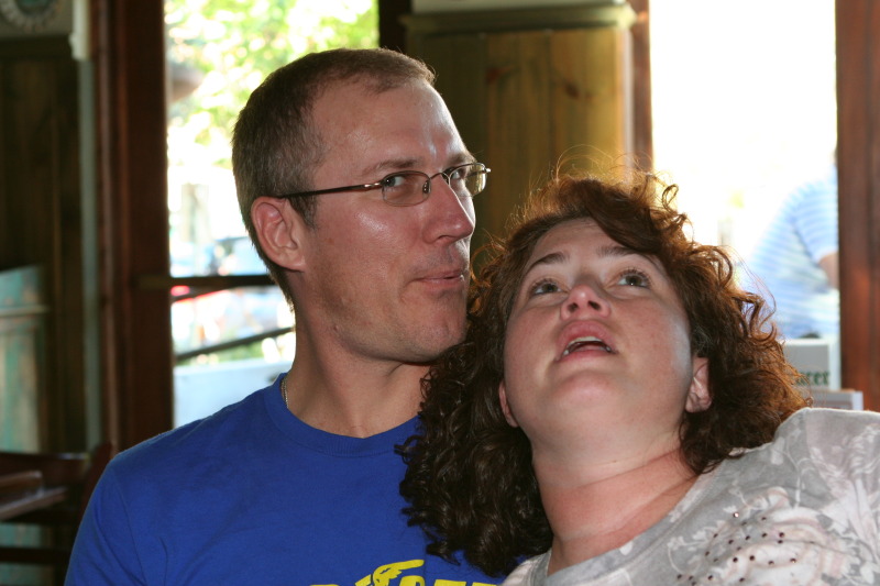 2010/10(October)/Flying-Saucer-Plate-Party/800x600_2010-10-31-Travis-Flying-Saucer-Plate-Party-12-Suzi.JPG