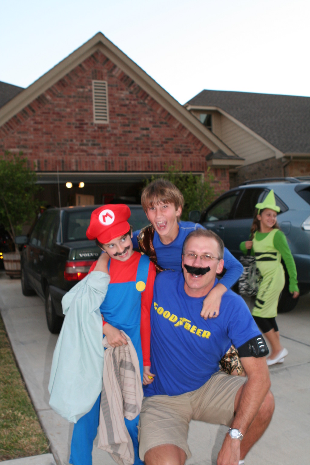 2010/10(October)/Halloween/1024x768_2010-10-31-Halloween-07-Dax-Chance-Travis.JPG