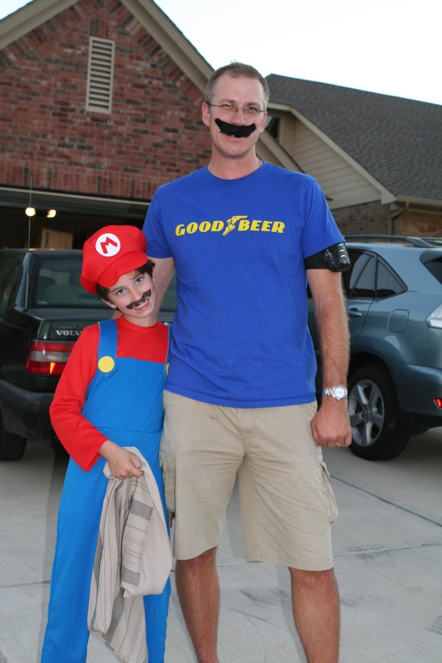 2010/10(October)/Halloween/640x480_2010-10-31-Halloween-04-Dax-Travis.JPG