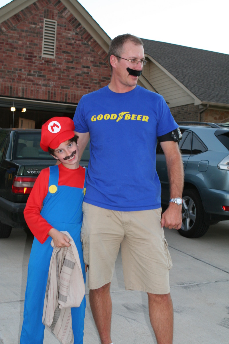 2010/10(October)/Halloween/800x600_2010-10-31-Halloween-03-Dax-Travis.JPG
