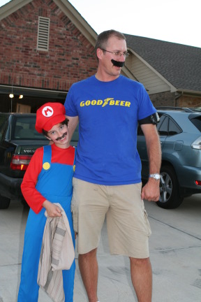 2010-10-31-Halloween-03-Dax-Travis.JPG