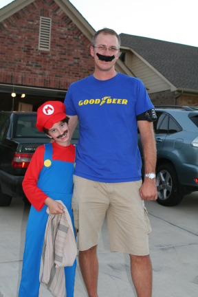 2010-10-31-Halloween-04-Dax-Travis.JPG
