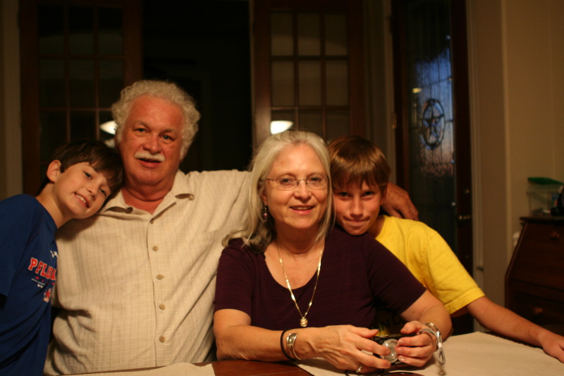 2010/10(October)/Jim-Hammet-Visit/800x600_2010-10-10-Jim-Hammett-visit-04-Dax-Susana-Chance.JPG