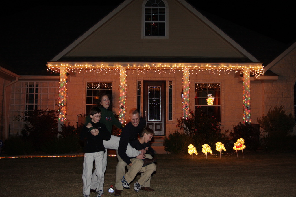 2010/12(December)/Xmas-photos/1024x768_2010-12-05-Christmas-Photos-Travis-Suzi-Chance-Dax-Bevo-15.jpg