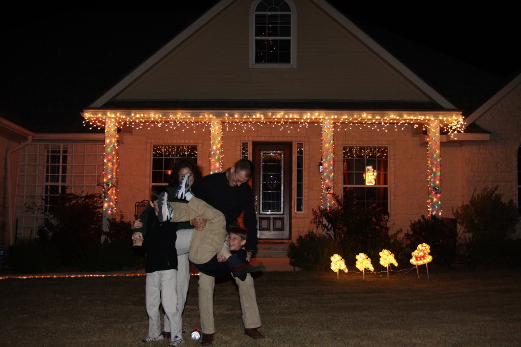 2010/12(December)/Xmas-photos/1024x768_2010-12-05-Christmas-Photos-Travis-Suzi-Chance-Dax-Bevo-17.jpg