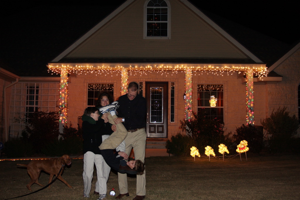 2010/12(December)/Xmas-photos/1024x768_2010-12-05-Christmas-Photos-Travis-Suzi-Chance-Dax-Bevo-20.jpg
