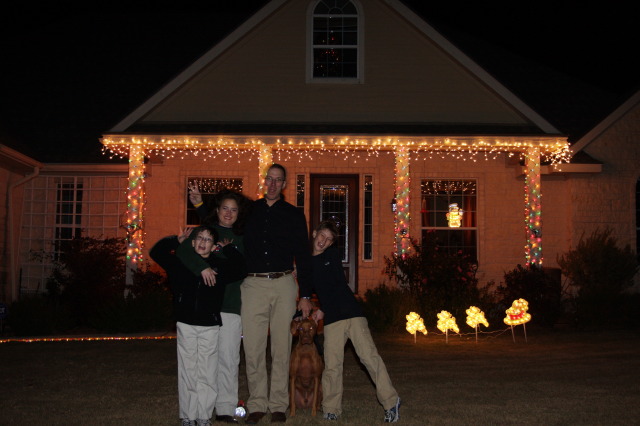 2010/12(December)/Xmas-photos/640x480_2010-12-05-Christmas-Photos-Travis-Suzi-Chance-Dax-Bevo-09.jpg