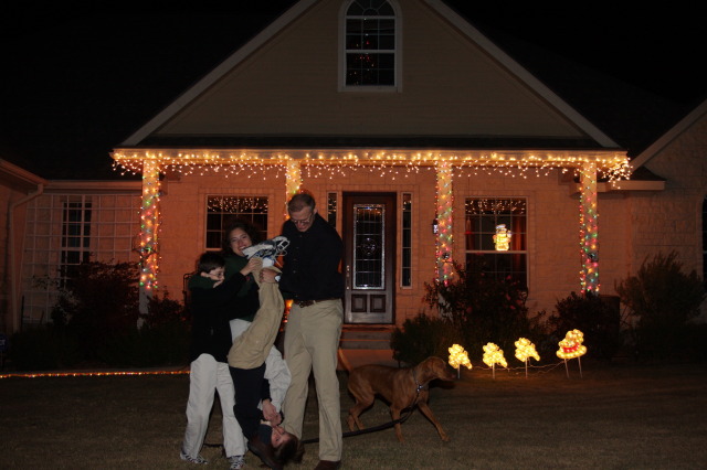 2010/12(December)/Xmas-photos/640x480_2010-12-05-Christmas-Photos-Travis-Suzi-Chance-Dax-Bevo-22.jpg