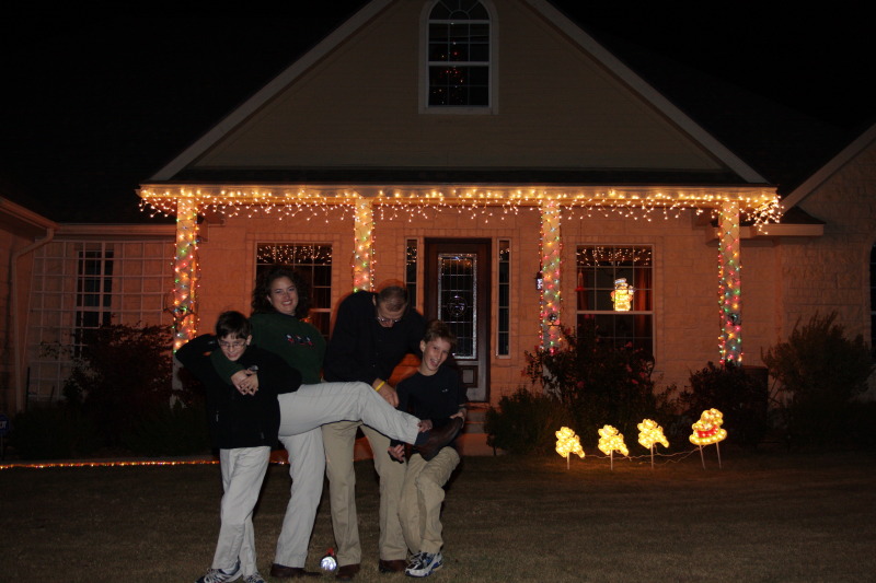 2010/12(December)/Xmas-photos/800x600_2010-12-05-Christmas-Photos-Travis-Suzi-Chance-Dax-Bevo-12.jpg
