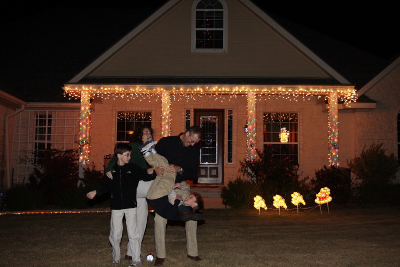 2010/12(December)/Xmas-photos/800x600_2010-12-05-Christmas-Photos-Travis-Suzi-Chance-Dax-Bevo-18.jpg
