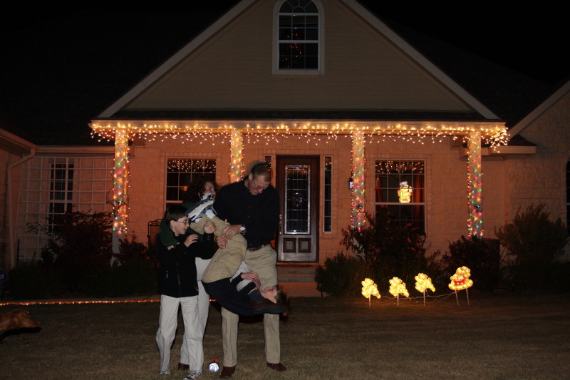 2010/12(December)/Xmas-photos/800x600_2010-12-05-Christmas-Photos-Travis-Suzi-Chance-Dax-Bevo-19.jpg