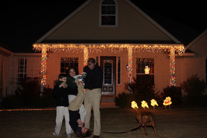 2010/12(December)/Xmas-photos/800x600_2010-12-05-Christmas-Photos-Travis-Suzi-Chance-Dax-Bevo-23.jpg