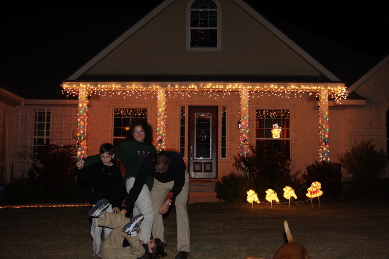 2010/12(December)/Xmas-photos/800x600_2010-12-05-Christmas-Photos-Travis-Suzi-Chance-Dax-Bevo-25.jpg