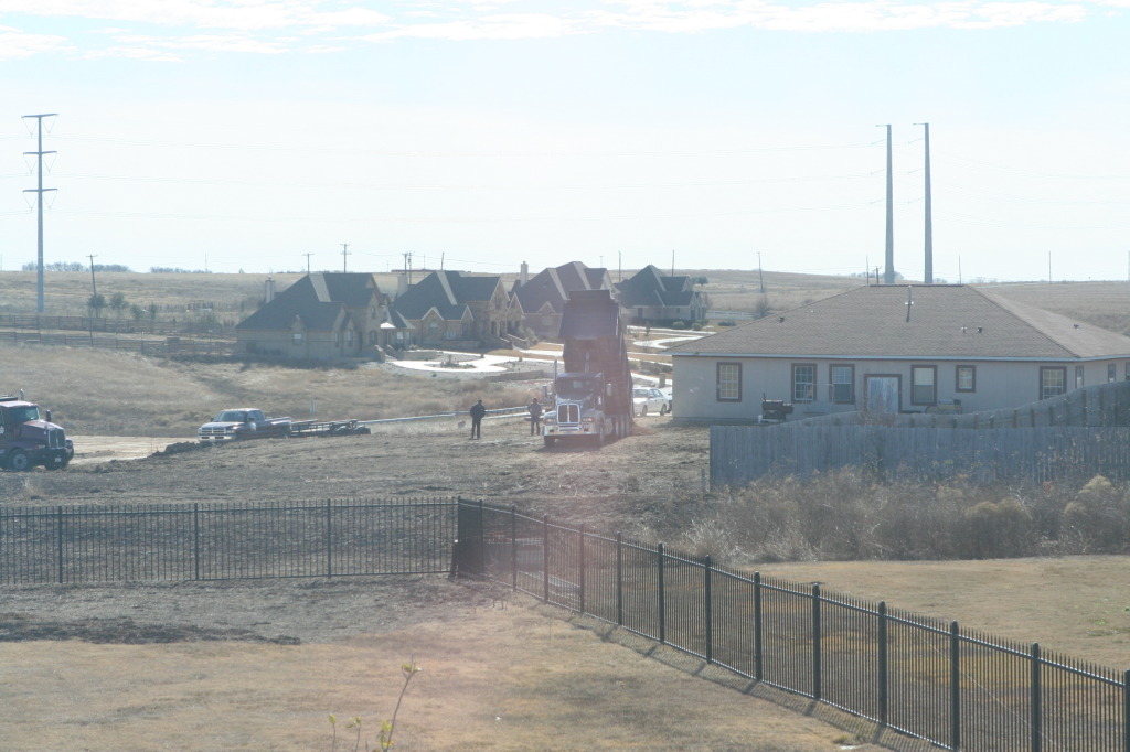 2011/01(January)/Neighbor-back-yard-work/1024x768_2011-01-08-Neighbor-backyard-work-23-dirt-dumptruck.JPG