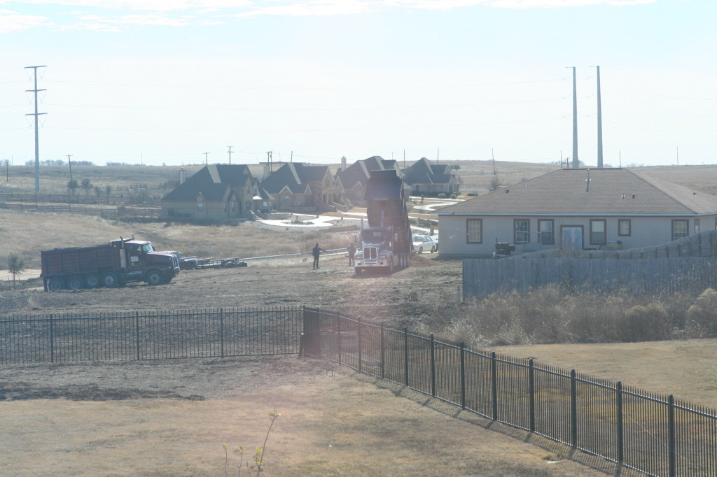 2011/01(January)/Neighbor-back-yard-work/1024x768_2011-01-08-Neighbor-backyard-work-26-dirt-dumptruck.JPG