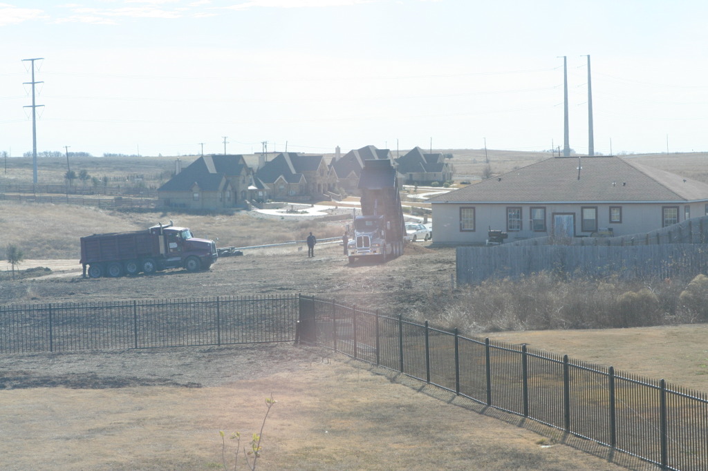 2011/01(January)/Neighbor-back-yard-work/1024x768_2011-01-08-Neighbor-backyard-work-27-dirt-dumptruck.JPG