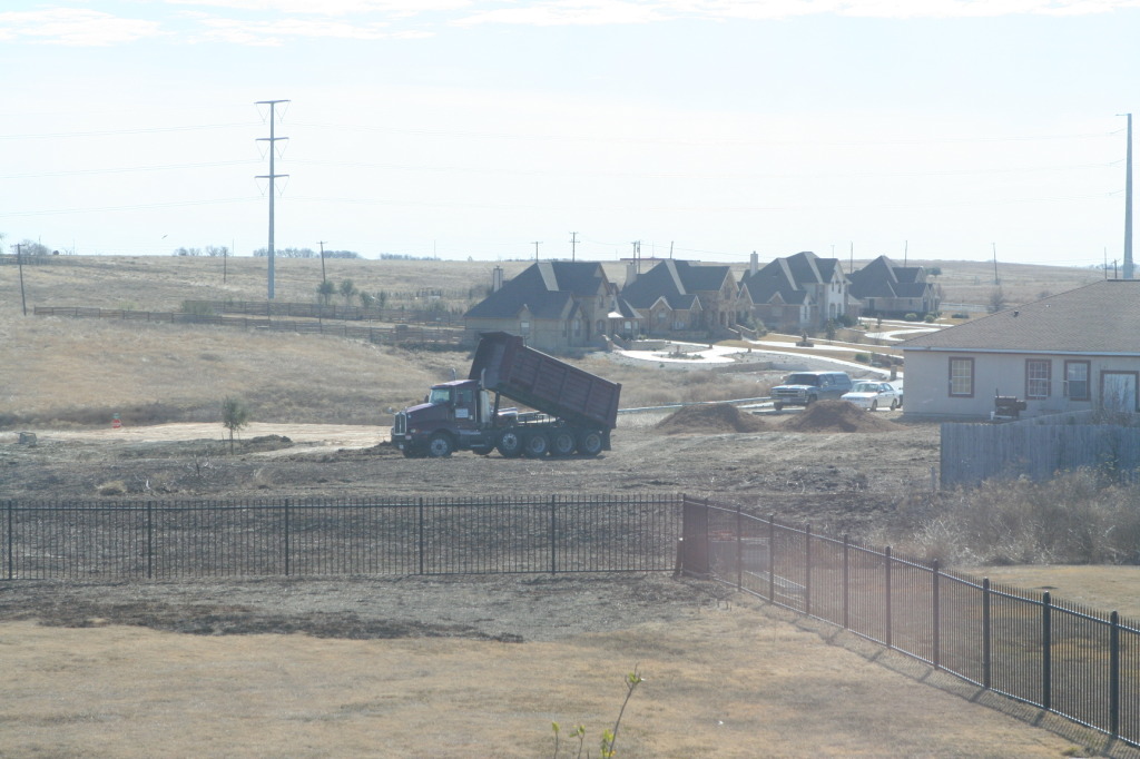 2011/01(January)/Neighbor-back-yard-work/1024x768_2011-01-08-Neighbor-backyard-work-38-dirt-dumptruck.JPG