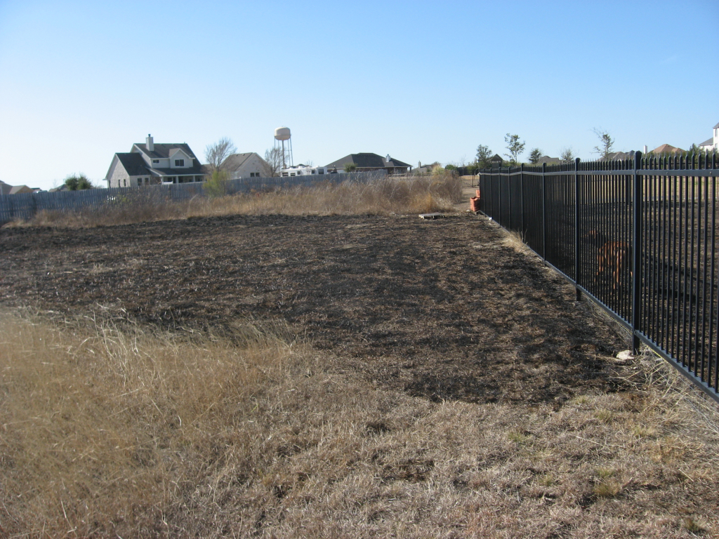 2011/01(January)/Neighbor-back-yard-work/1024x768_IMG_6814.jpg