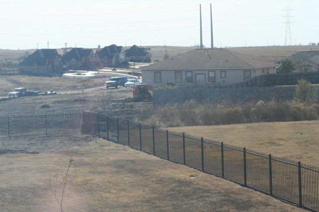 2011/01(January)/Neighbor-back-yard-work/640x480_2011-01-08-Neighbor-backyard-work-15.JPG