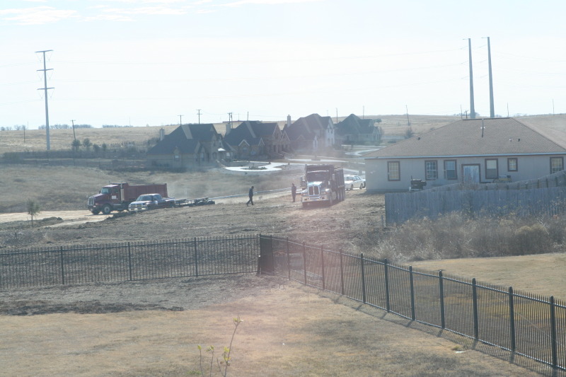 2011/01(January)/Neighbor-back-yard-work/800x600_2011-01-08-Neighbor-backyard-work-21-dirt-dumptruck.JPG
