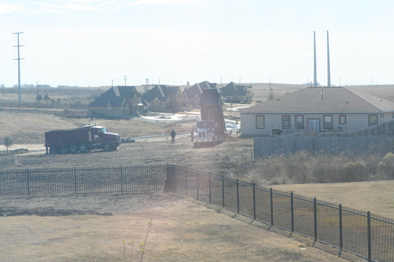 2011/01(January)/Neighbor-back-yard-work/800x600_2011-01-08-Neighbor-backyard-work-27-dirt-dumptruck.JPG