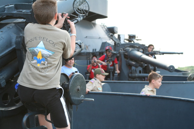 2011/03(March)/BattleshipTexas/BattleshipTexas-Day2/640x480_2011-04-03-Pack409-Battleship-Texas-040-Case.JPG