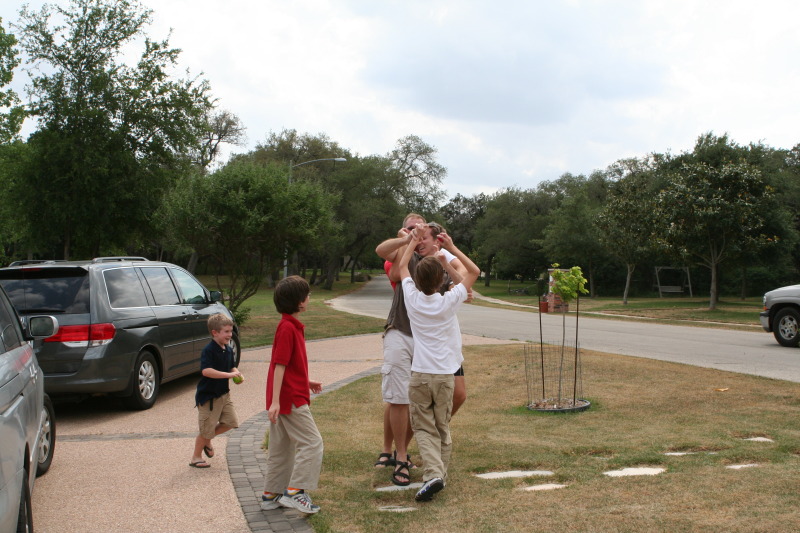 2011/04(April)/Easter/800x600_2011-04-24-Easter-91-Josh-Travis-Chance-Dax.JPG
