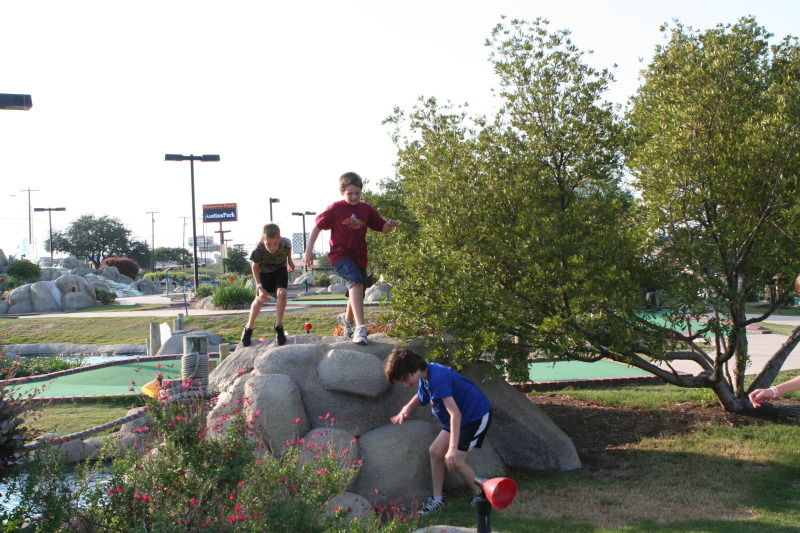 2011/05(May)/Dax-Birthday/800x600_2011-05-08-Dax-Austin-Park-35-JC-Case.JPG