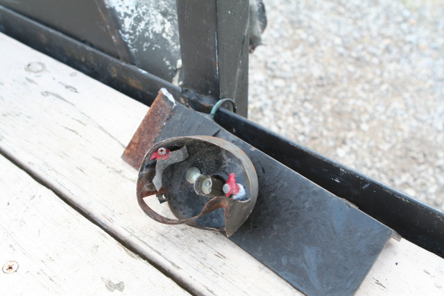 2011/06(June)/Troop-214-Summer-Camp/1-Drive-There/640x480_2011-06-25-scouttravel-16-broken-trailer-Broken-Trailer.JPG