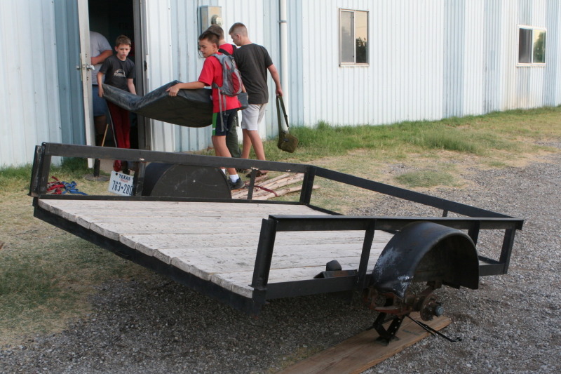 2011/06(June)/Troop-214-Summer-Camp/1-Drive-There/800x600_2011-06-25-scouttravel-08-broken-trailer.JPG