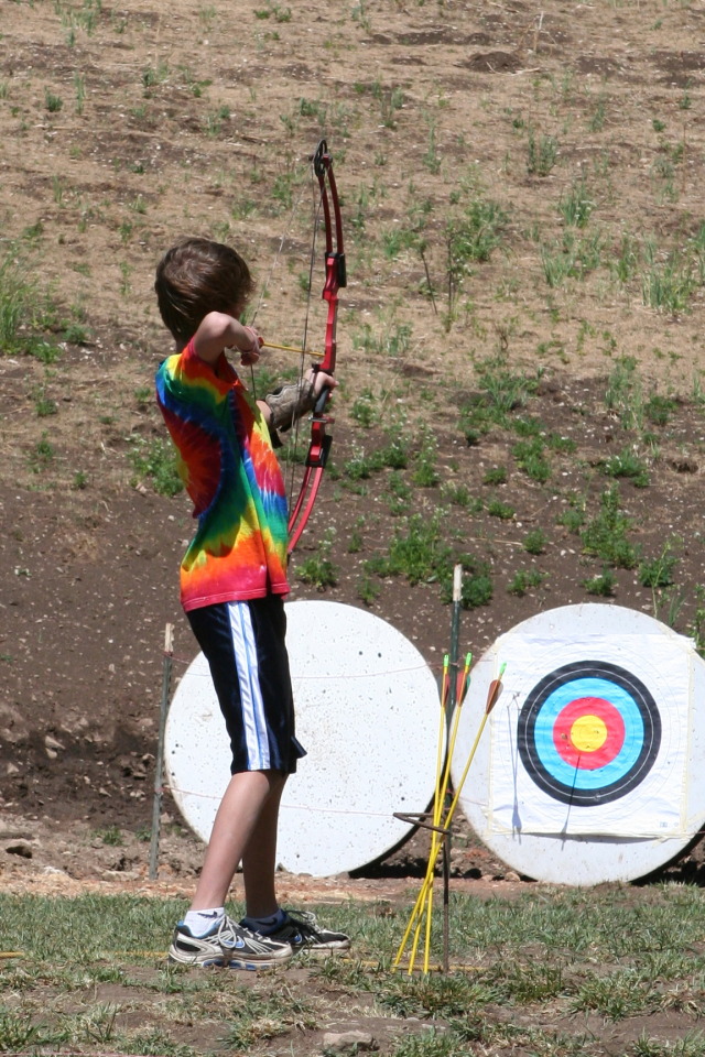 2011/06(June)/Troop-214-Summer-Camp/3-Camp-Wehinahpay/640x480_2011-06-28-Camp-Wehinahpay-03-Chance-archery.JPG