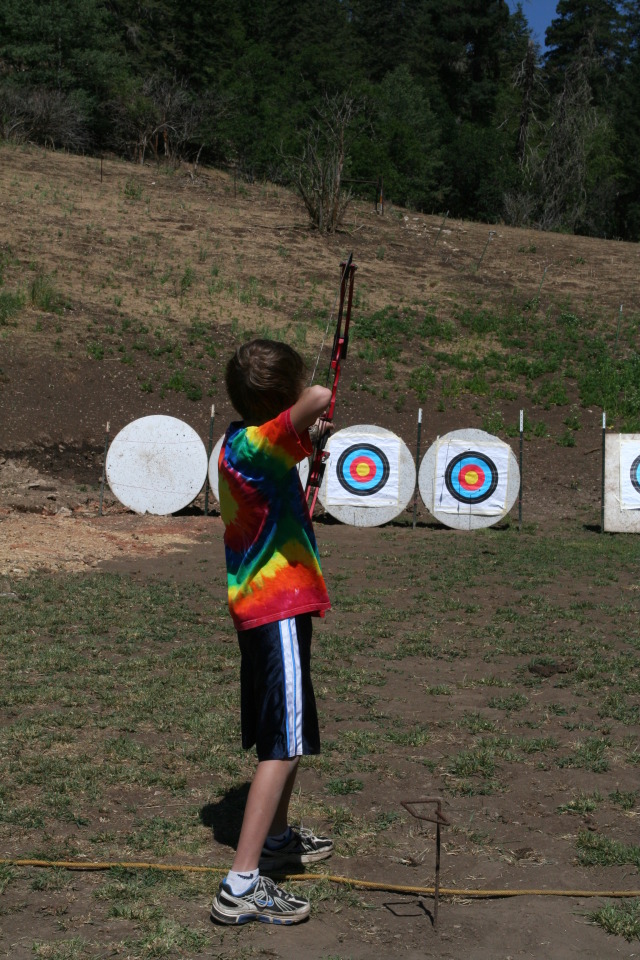 2011/06(June)/Troop-214-Summer-Camp/3-Camp-Wehinahpay/640x480_2011-06-28-Camp-Wehinahpay-07-Chance-archery.JPG