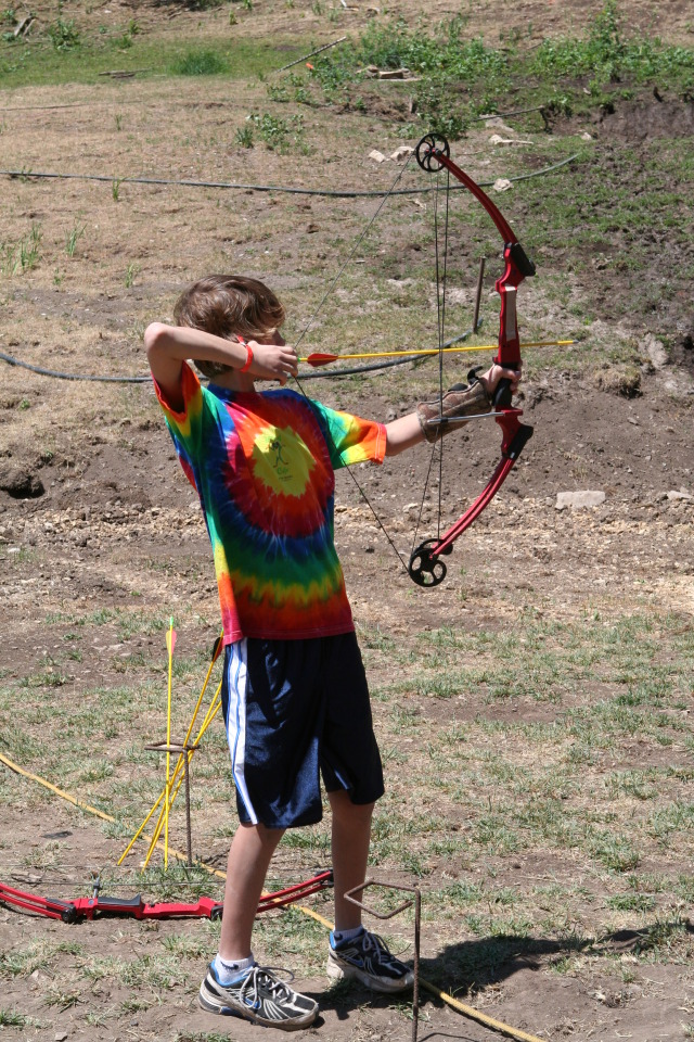 2011/06(June)/Troop-214-Summer-Camp/3-Camp-Wehinahpay/640x480_2011-06-28-Camp-Wehinahpay-14-Chance-archery.JPG