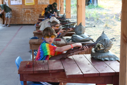 2011-06-28-Camp-Wehinahpay-33-Chance-rifle.JPG