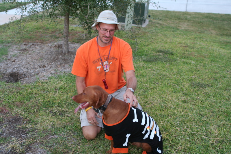 2011/10(October)/Halloween/800x600_2011-10-31-Halloween-02-Travis-Bevo.JPG