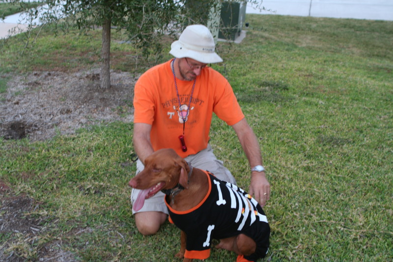 2011/10(October)/Halloween/800x600_2011-10-31-Halloween-03-Travis-Bevo.JPG