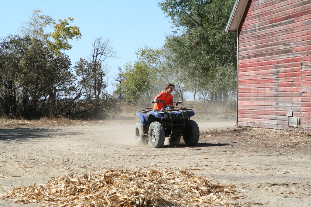 2011/10(October)/South-Dakota-SD/1-Mt-Vernon/Day-1-Hunting/1024x768_2011-10-01-SD-Hunting-41-Chance-7wheeler.JPG