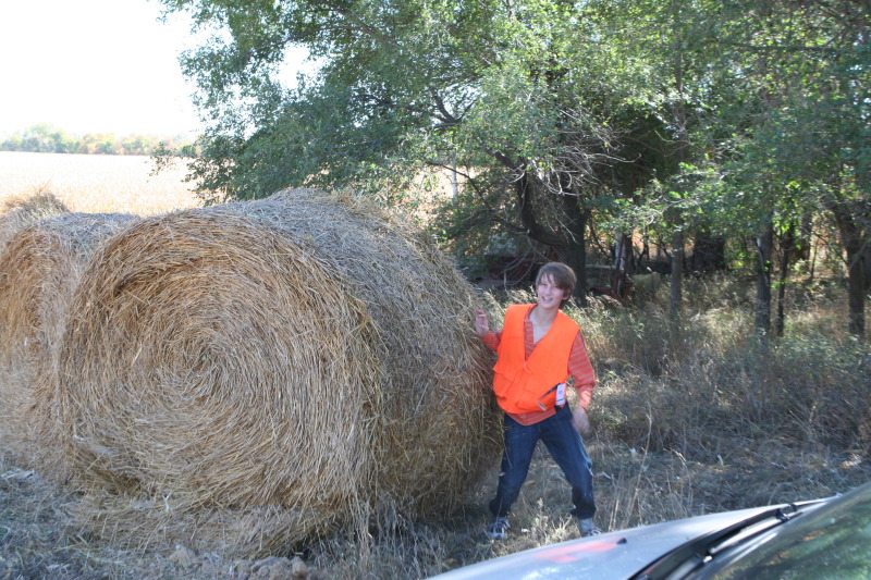2011/10(October)/South-Dakota-SD/1-Mt-Vernon/Day-1-Hunting/800x600_2011-10-01-SD-Hunting-28-Chance-Haybale.JPG