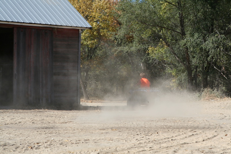 2011/10(October)/South-Dakota-SD/1-Mt-Vernon/Day-1-Hunting/800x600_2011-10-01-SD-Hunting-41-Chance-13wheeler.JPG