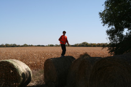 2011-10-01-SD-Hunting-32-Chance-Haybale.JPG